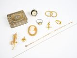une photo présentant une collection de bijoux en or, comprenant des bagues, des bracelets, des bagues et un coffret