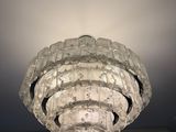 une lampe suspendue au plafond de la pièce
