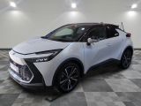 un SUV Toyota C-HR blanc garé dans un showroom
