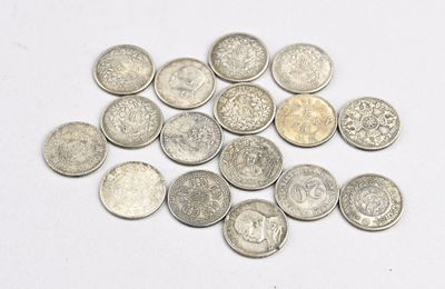 une pile de pièces d'argent sur une surface blanche