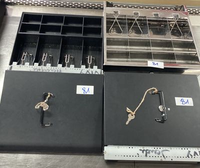 un grand nombre d'objets métalliques posés sur une table