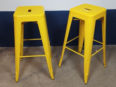 TOLIX. Deux véritables tabourets de bar "H" (modèle créé en …
