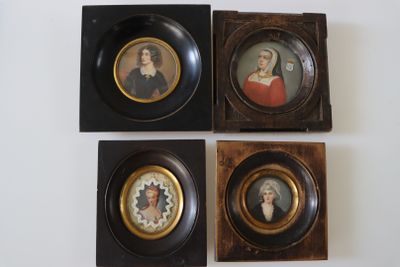 quatre portraits de femmes encadrés dans des cadres noirs et dorés, posés sur un fond blanc