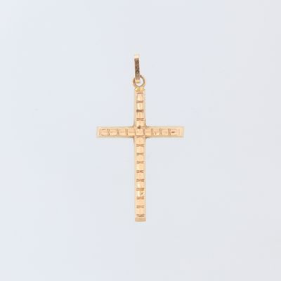 un pendentif en forme de croix dorée sur fond blanc, avec un ciel en arrière-plan