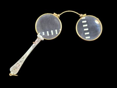 Face à main lunette en métal doré, système dépliant.