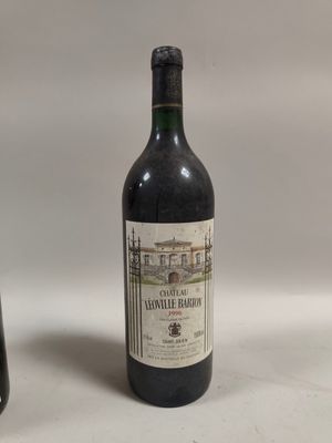 deux bouteilles de vin posées l'une à côté de l'autre sur une table