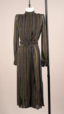 une photo d'une robe sur un présentoir à mannequin