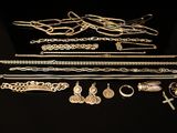 plusieurs types de bijoux sont présentés sur une surface noire