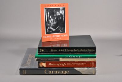 plusieurs livres sont empilés sur une table