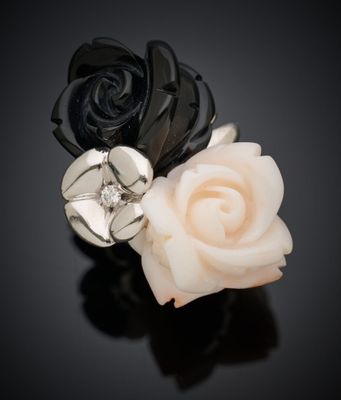 bague ornée d'une rose en noir et blanc, rehaussée de touches argentées sur un fond noir