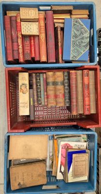 de nombreux livres sur les étagères des bacs bleus