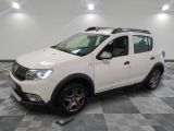 une photo d'une dacia blanche garée sur un sol en damier