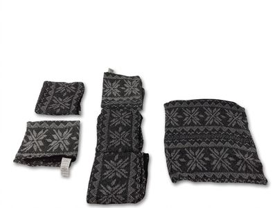 une image représentant une photo en noir et blanc d'une paire de gants et de mitaines