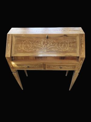 Petit bureau à pente en bois de placage ouvrant à un abattan…