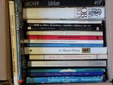 beaucoup de livres empilés dans une boîte