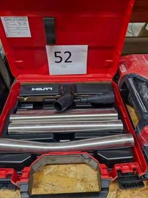 une boîte à outils rouge avec des outils sur une table