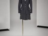 une photo d'une robe et d'une veste sur un mannequin