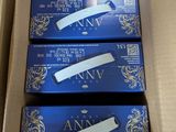 quatre boîtes de brosses à dents bleues et blanches dans un carton