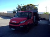 un camion rouge garé dans un parking
