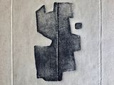 un dessin en noir et blanc représentant une feuille de papier sur laquelle figure une croix