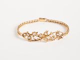 une photo d'un bracelet en or serti de diamants