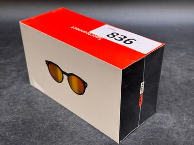 une boîte contenant une paire de lunettes de soleil