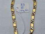 un bracelet en or muni d'une plaque et auquel est attachée une autre plaque