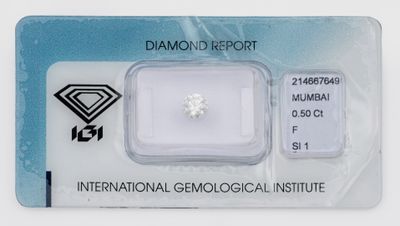 un diamant dans une carte sur laquelle est apposée une étiquette de prix