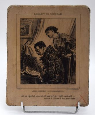 une vieille photo représentant une femme en train de faire la lecture à un enfant