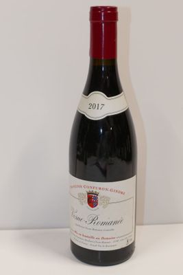 une bouteille de vin posée sur une table
