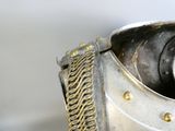 un gros plan d'un casque entouré d'une chaîne