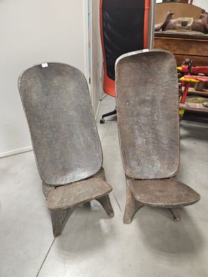 deux chaises assises l'une à côté de l'autre dans une pièce