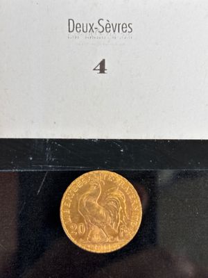 un gros plan d'une pièce d'or dans une boîte posée sur une table