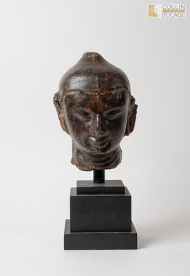 gros plan d'une sculpture d'une tête sur un socle