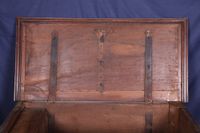 Grand coffre de marchand en bois sculpté. (photo 2)