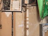 une photo d'une pièce où il y a beaucoup d'objets par terre