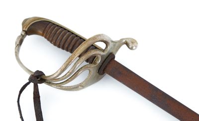 une épée très ancienne exposée sur un socle blanc
