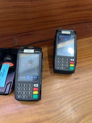 trois téléphones portables posés sur une table