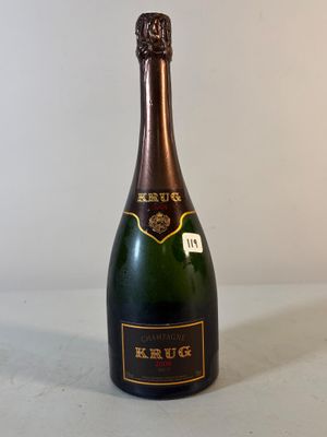 l'image d'une bouteille de champagne posée sur une table