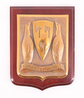 plaque représentant un bouclier sur lequel figure une main tenant une croix et un bouclier orné d'une croix