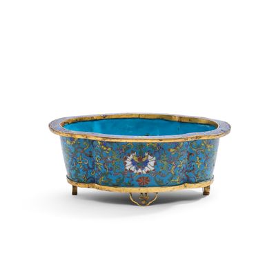 une image représentant un bol bleu et doré orné de fleurs