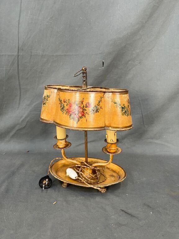 Lampe bouillotte en tôle peinte à décor de guirlandes fleuri…