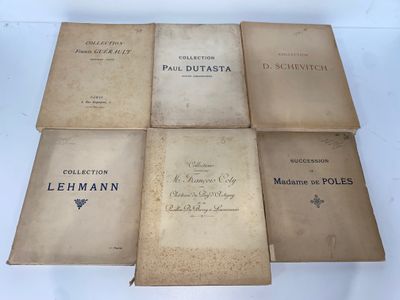 quatre vieux livres empilés les uns sur les autres sur une table