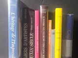 beaucoup de livres qui traînent sur une étagère