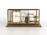 une vitrine contenant une horloge