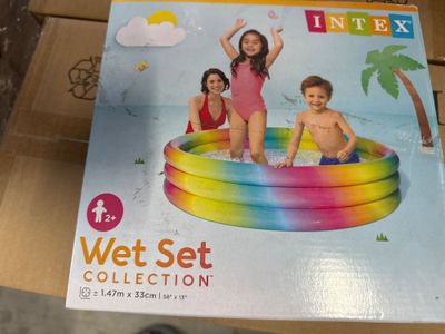 une boîte sur laquelle figure l'image de deux enfants jouant dans une piscine