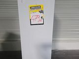 un réfrigérateur blanc sur lequel est collé un autocollant, dans un garage