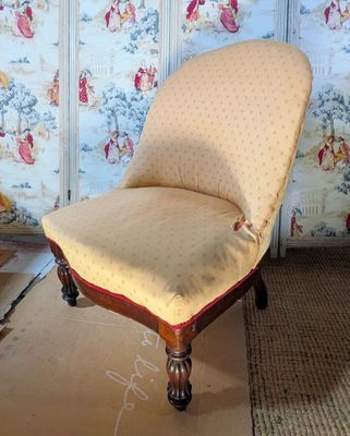 a chair that is sitting in the middle of a room