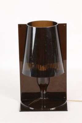 une lampe posée sur une table