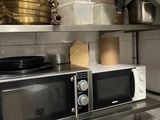 un micro-ondes posé sur un plan de travail dans une cuisine